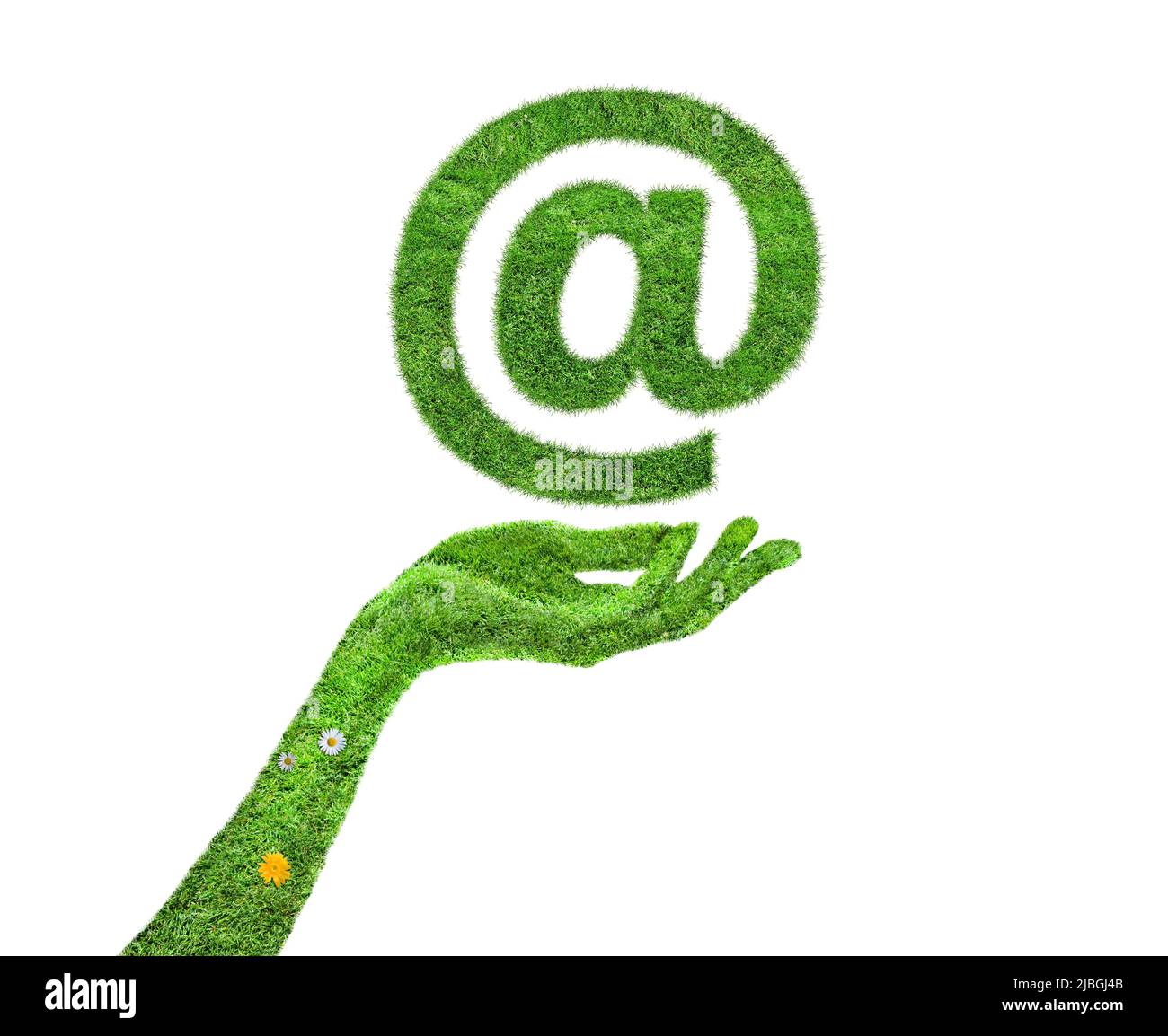 Simbolo e-mail verde in erba in mano. Visualizzazione del simbolo di un indirizzo in erba Foto Stock