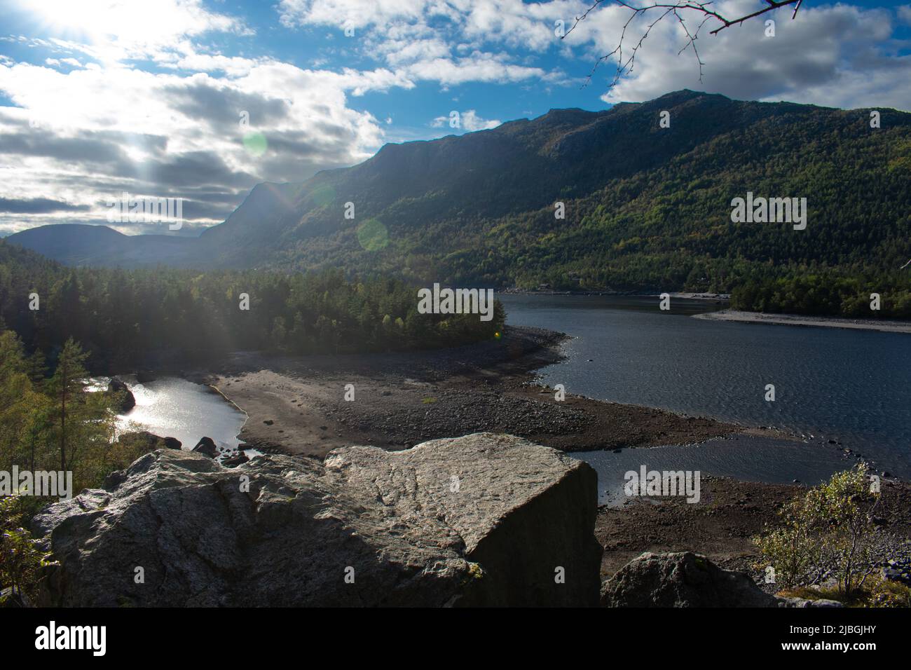 Fiordi di Stavanger Norvegia con burst di sole e sfondo estivo Foto Stock