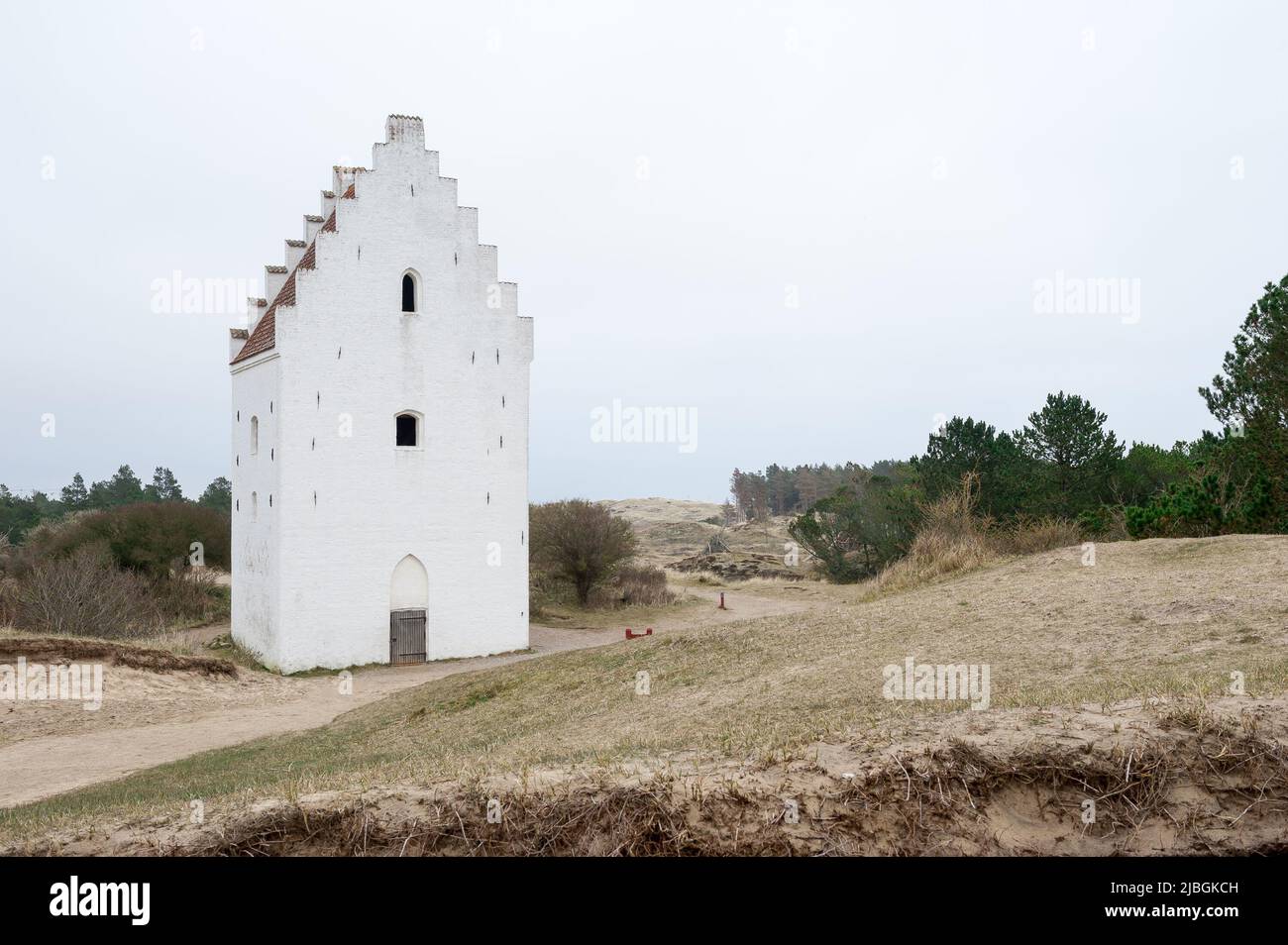 Chiesa coperta di sabbia (danese: Den Tilsandede Kirke, anche tradotto come la chiesa sepolta, e anche conosciuta come la vecchia chiesa di Skagen), Skagen, Jutland, Danimarca Foto Stock