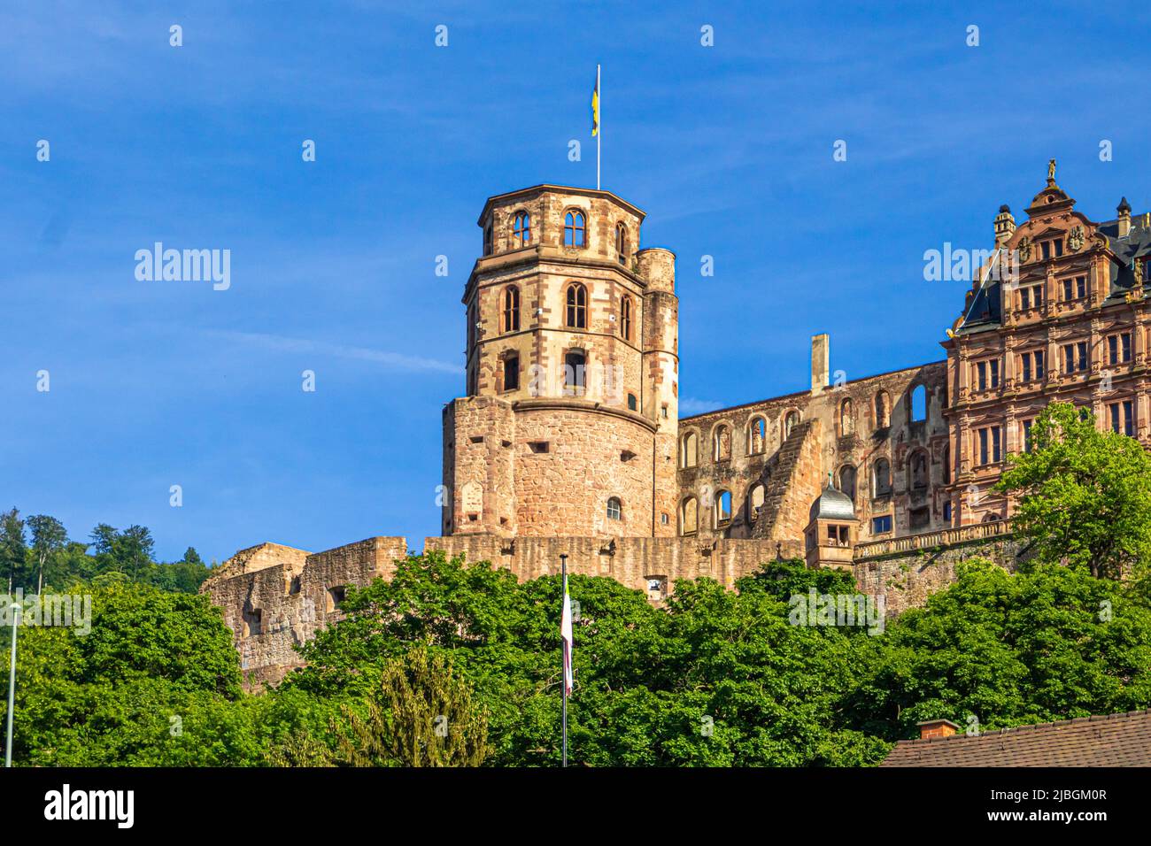 Vista ravvicinata delle rovine del castello di heidelberg. Un famoso punto di riferimento e attrazione turistica in Germania Foto Stock