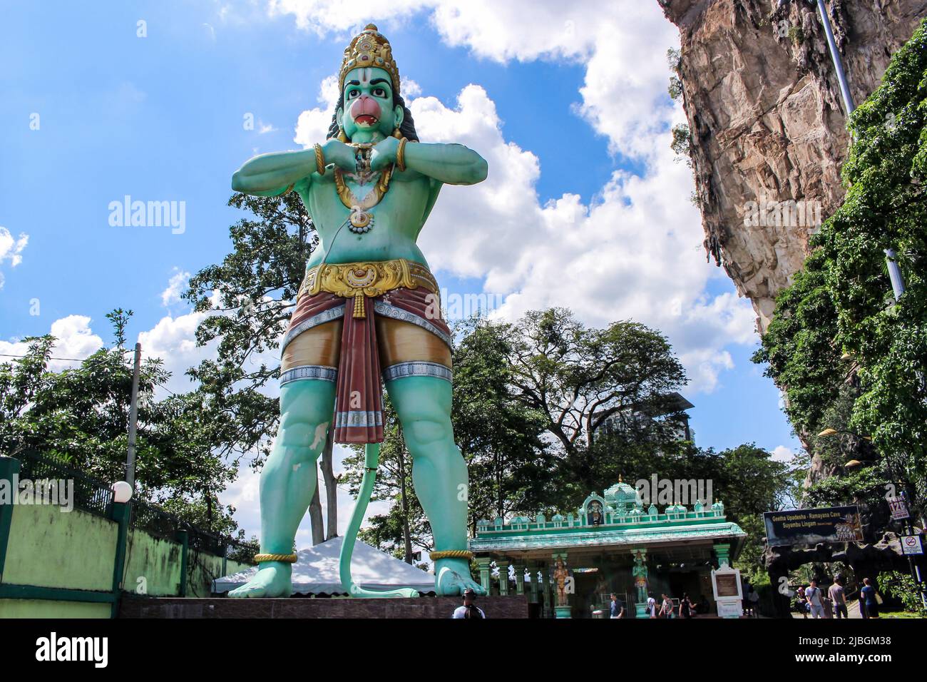 Kuala Lumpur, Malesia - 21 marzo 2017 : Statua di hanuman alle grotte di Batu in una giornata di sole. Nell'Induismo, Hanuman è un devoto ardente di Rama. Foto Stock