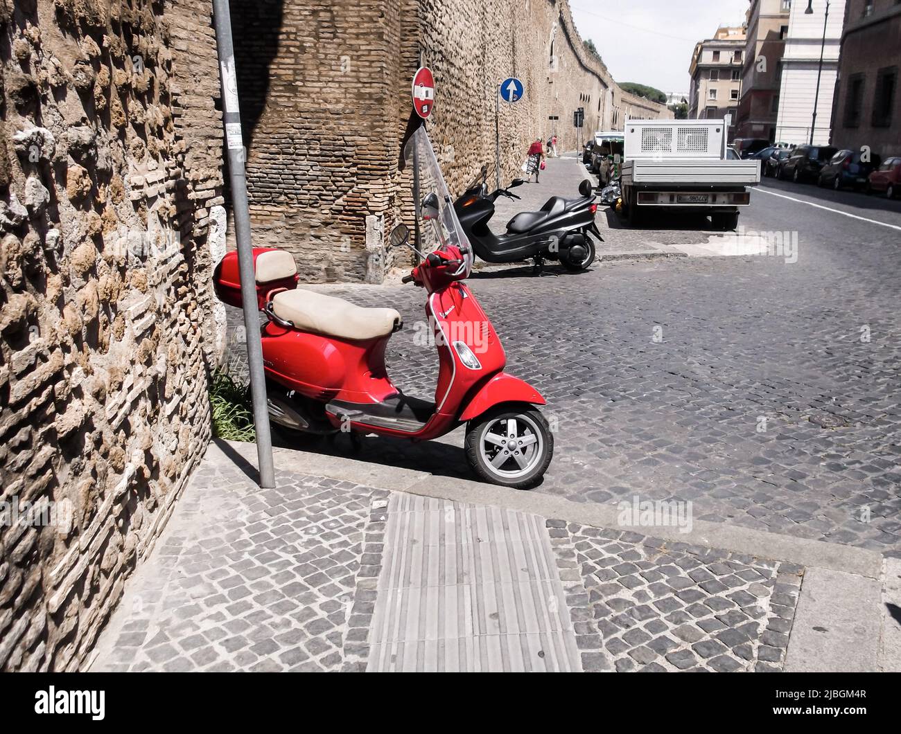 Vespa scooter rosso in centro. La Vespa bike viene utilizzata in alcune scene di "Roman Holiday", film del 1953 girato negli studi Cinecittà e nei dintorni di Roma. Foto Stock