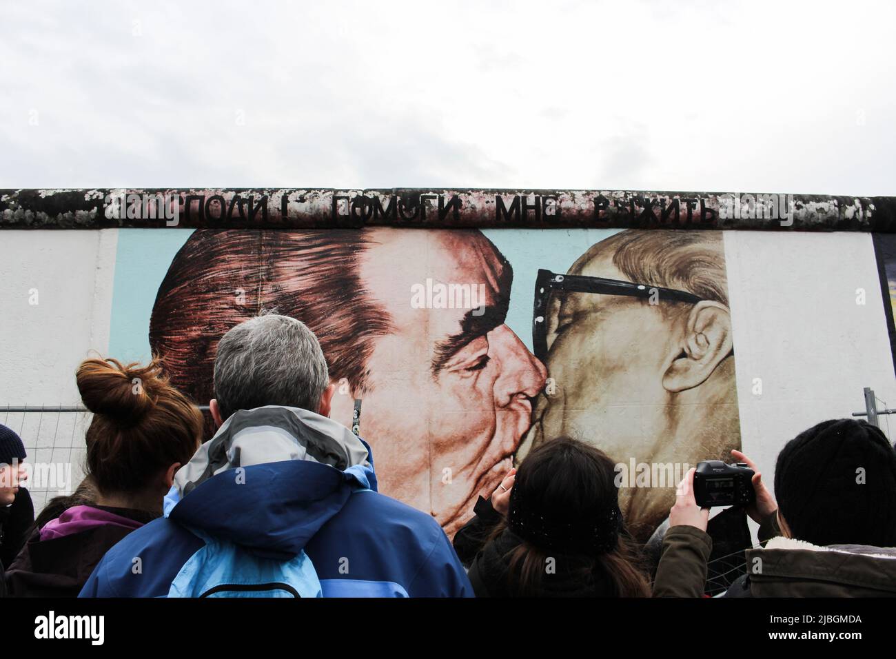 Arte iconica (il bacio di Leonid Brezhnev & Erich Honecker) di Dmitri Vrubel, sul muro di Berlino. Traduzione : Mio Dio, aiutami a sopravvivere a questo Amore mortale Foto Stock