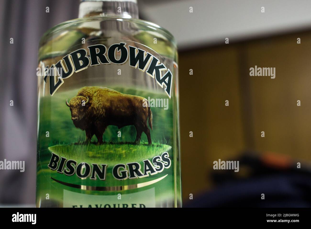 Kumamoto, Giappone - 28 dicembre 2017 : bottiglia di vodka Zubrowka Bison Grass sul tavolo. Si tratta di una Vodka polacca che contiene una lama d'erba di bisonte Foto Stock Kumamoto, Giappone - 28 dicembre 2017 : bottiglia di vodka Zubrowka Bison Grass sul tavolo. Si tratta di una Vodka polacca che contiene una lama d'erba di bisonte Foto Stock