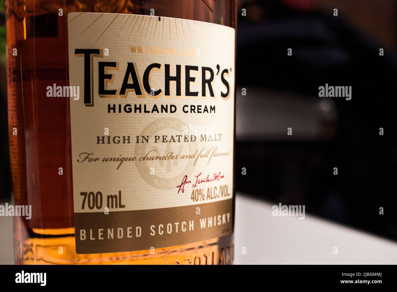 Kumamoto, Giappone - 28 dicembre 2017 : una bottiglia di Crema Highland dell'insegnante, un marchio di whisky scozzese prodotto a Glasgow, Scozia, su tavola Foto Stock