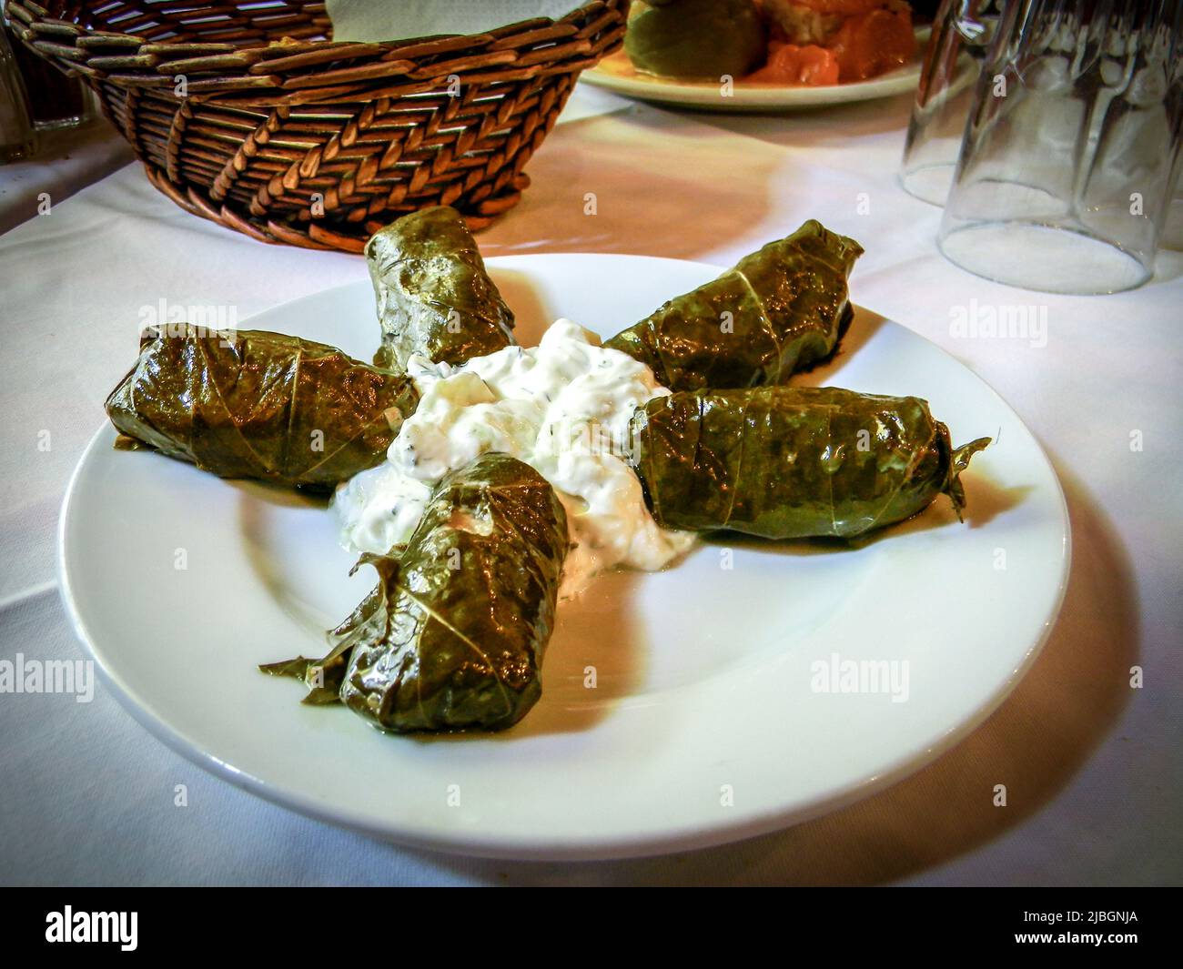 L'immagine di Dolmadaki (Dolmadaki) con salsa sul piatto al ristorante greco, Atene, Grecia. Foto Stock