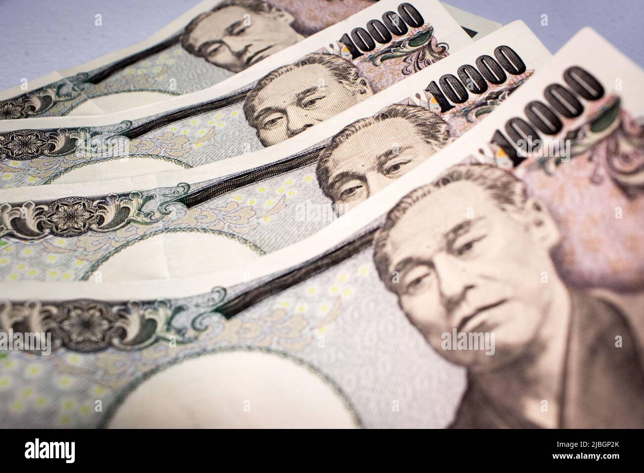 Primo piano delle banconote giapponesi 10000 yen sul tavolo. L'immagine si concentra su Yukichi Fukuzawa e sui suoi occhi sulle note. Foto Stock