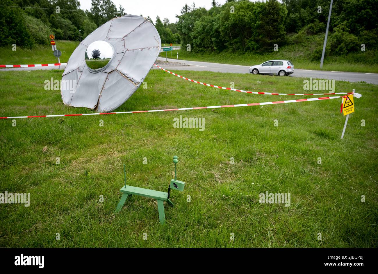 Bromölla 2022-06-06Alien il cane della rotonda si schiantò disco volante. La rotatoria alle strade E22 / Rv 116 appena fuori Bromölla nel sud della Svezia ha da tempo ospitato un cane da rotatoria verde alieno e il piatto volante in cui sembra aver viaggiato. Ciò che ha causato il 'crash' non è chiaro, ma secondo il giornale locale Kristianstadsbladet.se le rotatorie nel comune di Bromölla sono decorate ad intervalli regolari da un artista sconosciuto. L'amministrazione svedese dei trasporti rimuove solitamente l'arte dopo un po 'di tempo perché l'artista manca di un permesso. Per quanto tempo l'installazione rimarrà t Foto Stock