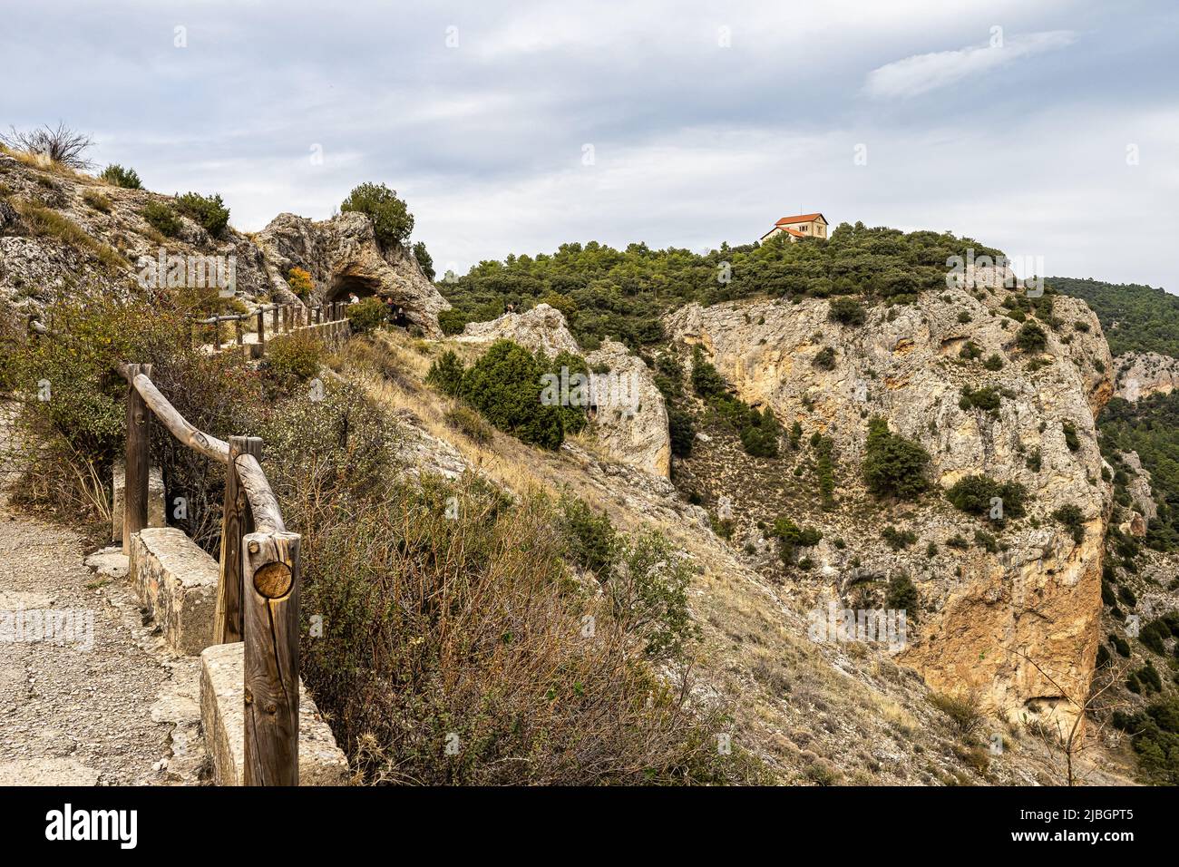 Finestra del Diavolo. Punto di vista naturale sulla riva del fiume Jucar. Villalba de la Sierra, Cuenca, Spagna - Europa. Foto Stock