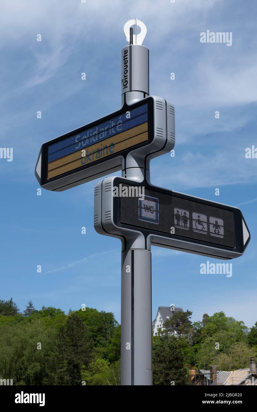 Cartellonistica Wayfinding: LED variabile messaggio segno con il testo 'Ucraina solidarietà' e giallo-blu colori di Ucraina in connessione con la guerra con la Russia Foto Stock