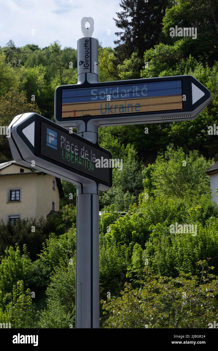 Cartellonistica Wayfinding: LED variabile messaggio segno con il testo 'Ucraina solidarietà' e giallo-blu colori di Ucraina in connessione con la guerra con la Russia Foto Stock