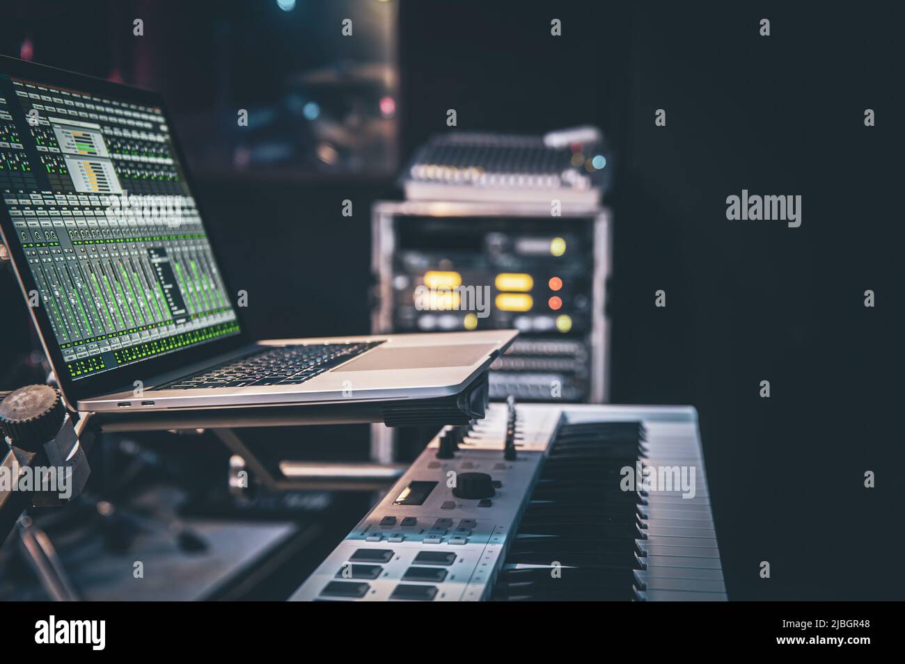 Schermo del computer portatile che mostra l'interfaccia di un programma musicale. Lavorare con l'audio. Foto Stock