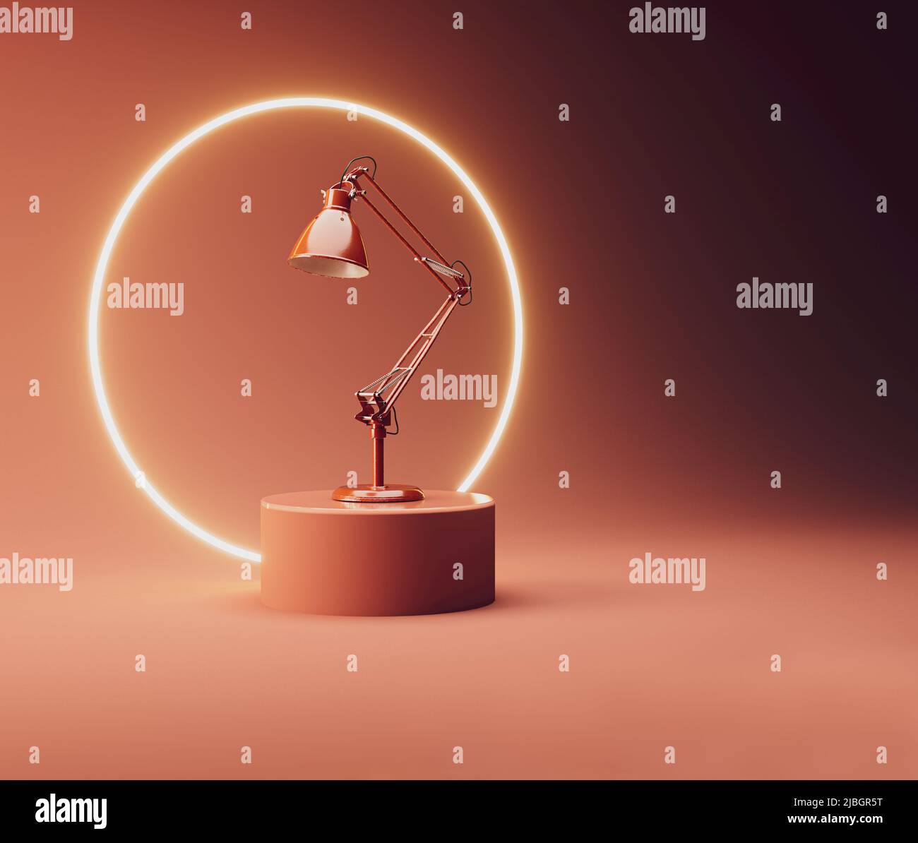 Una lampada da tavolo rossa d'epoca su un palcoscenico di pesca rotondo illuminata da una retroilluminazione circolare al neon - resa 3D Foto Stock