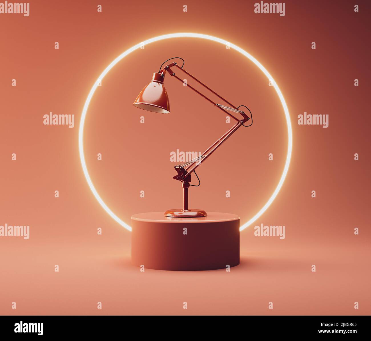 Una lampada da tavolo rossa d'epoca su un palcoscenico di pesca rotondo illuminata da una retroilluminazione circolare al neon - resa 3D Foto Stock