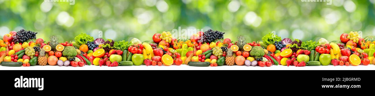 Ampio disegno orizzontale senza giunture di verdure e frutta utili su sfondo verde sfocato Foto Stock