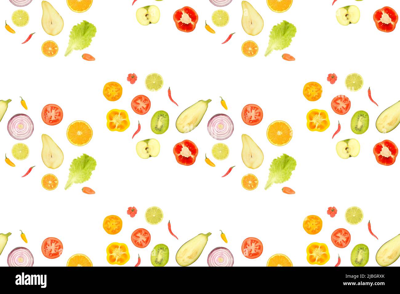 Fette di frutta e verdura isolate su sfondo bianco. Ripetizione senza giunture. Foto Stock