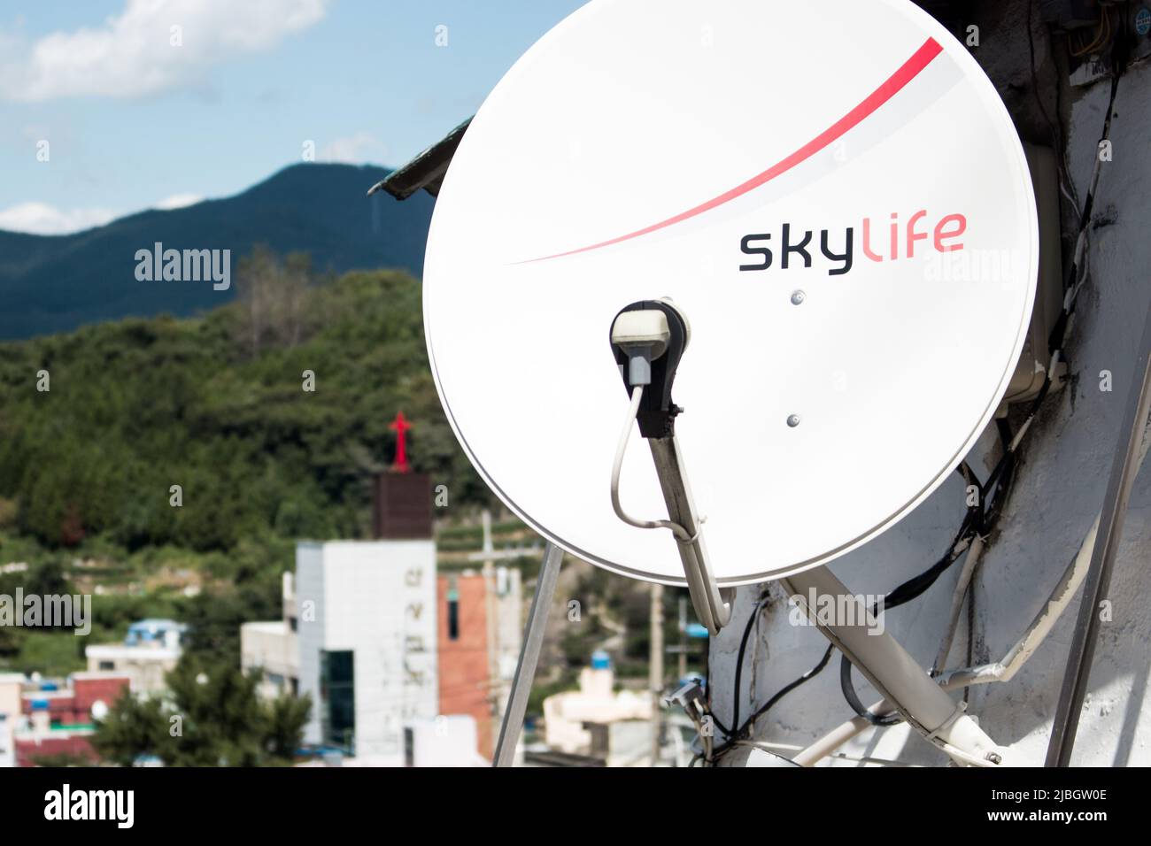 Busan, Corea del Sud - 25 settembre 2018 : fornitore di servizi di radiodiffusione via satellite in Corea del Sud KT SkyLife antenna TV che è installato sul tetto della casa. Foto Stock