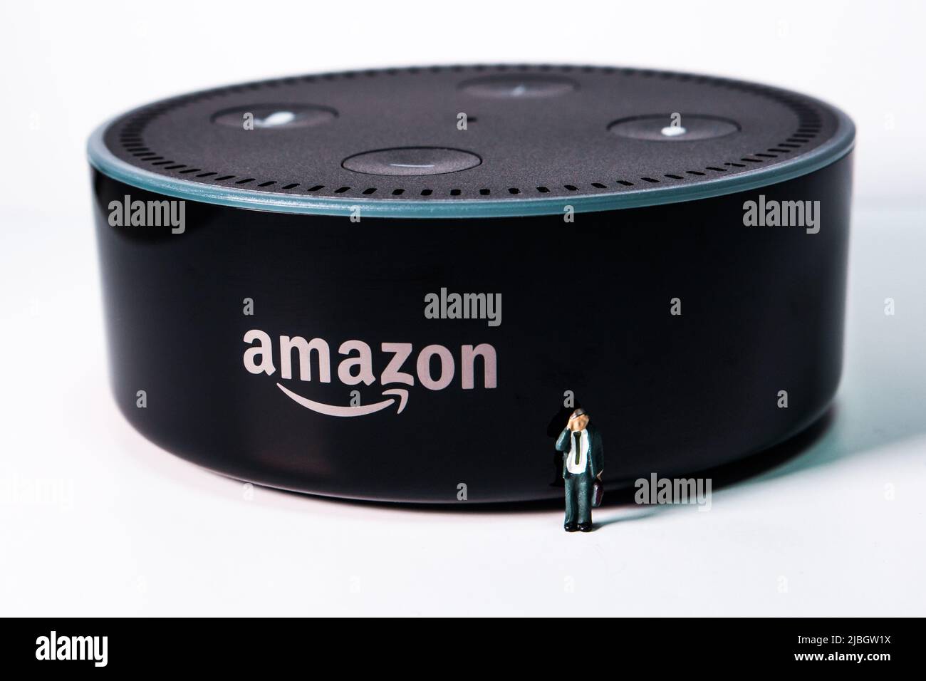 Persone in miniatura uomini d'affari in piedi di fronte ad Amazon Echo Dot. Amazon Echo (noto anche come Alexa) è un marchio di altoparlanti intelligenti di Amazon. Foto Stock
