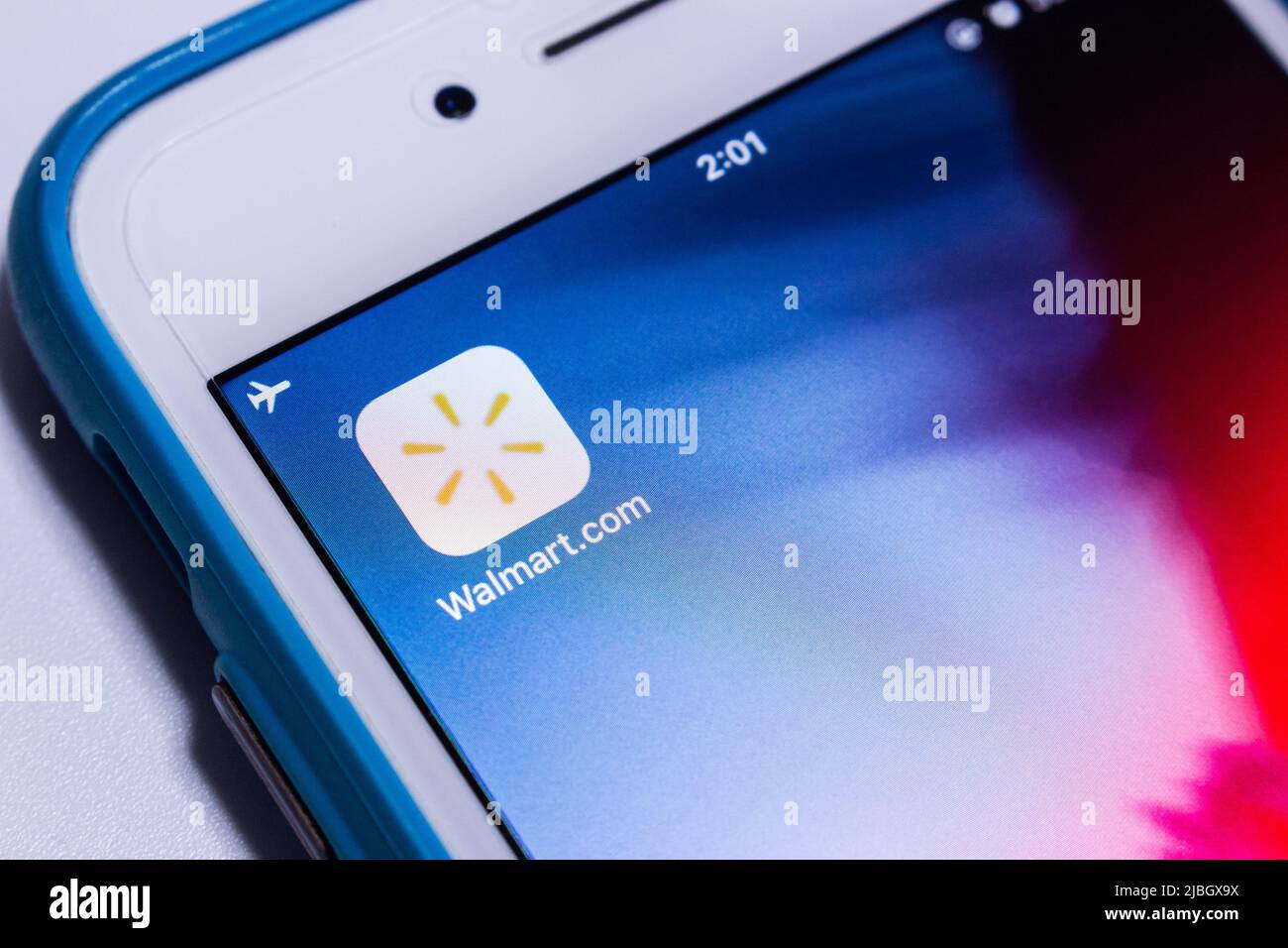 Applicazione Walmart su un iPhone. Walmart Inc. È una multinazionale statunitense che gestisce una catena di ipermercati, discount e negozi di alimentari. Foto Stock