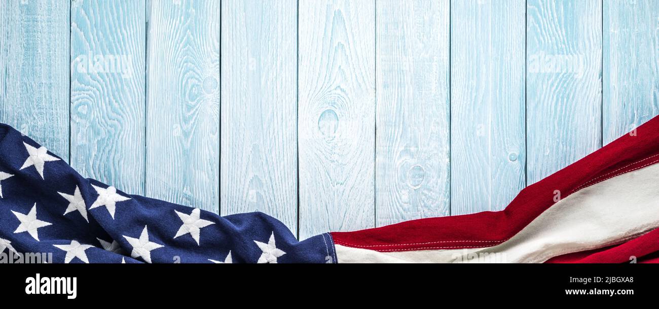 Bandiera USA su sfondo blu con texture tavole di legno bianco Foto Stock