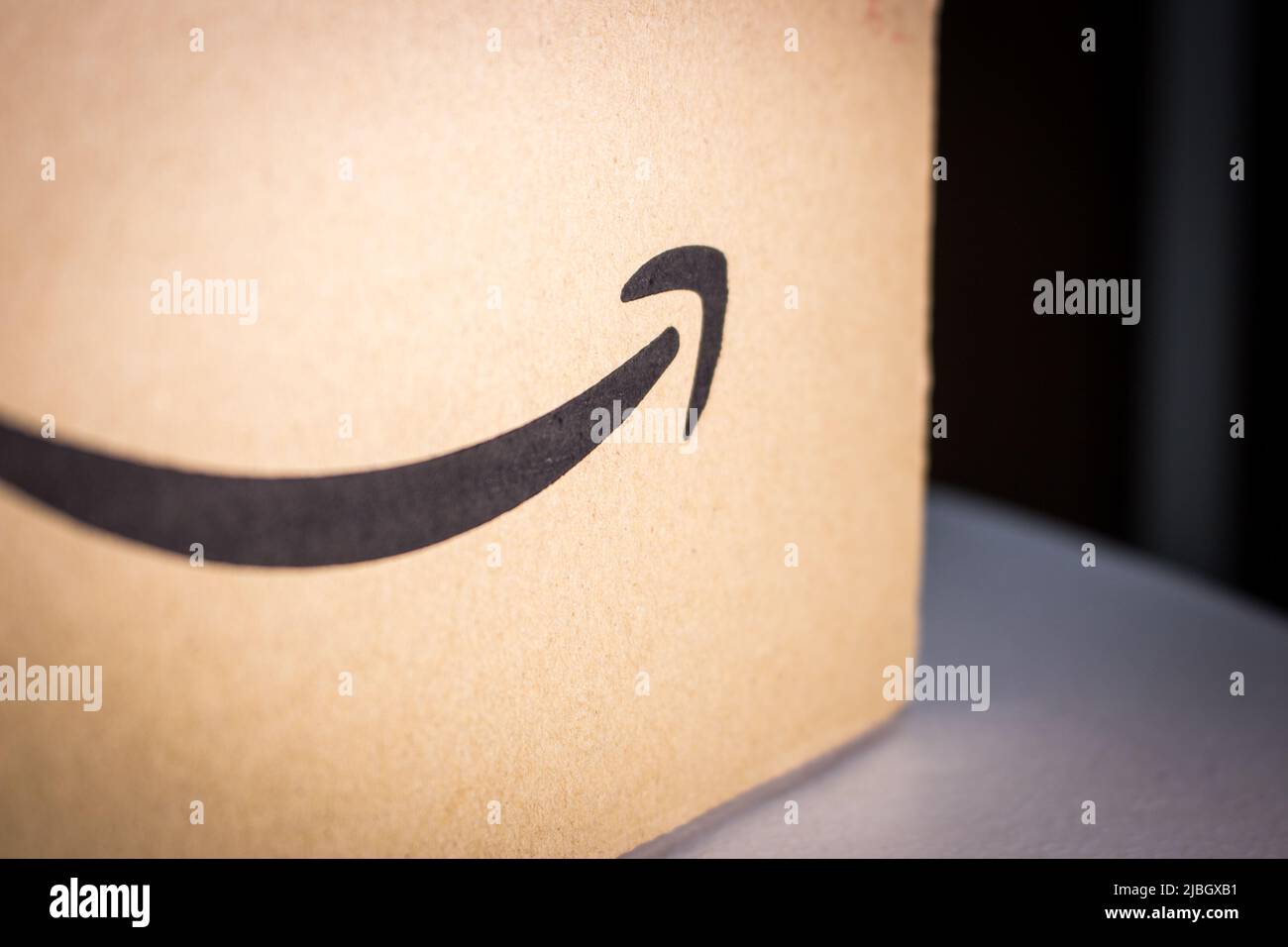 Logo Amazon Japan stampato sulla sua scatola di cartone da Amazon Overseas Holdings, Inc). Amazon.co.jp è uno dei più grandi servizi di e-commerce del Giappone. Foto Stock