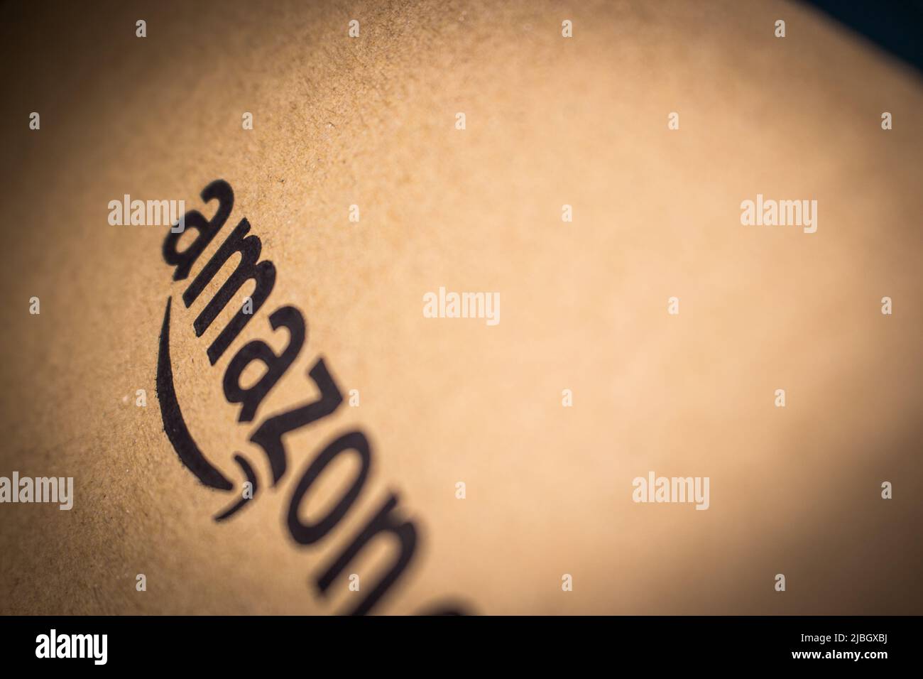 Logo Amazon.com stampato su scatola di cartone. Amazon.com, Inc. È una multinazionale statunitense con sede a Seattle, Washington Foto Stock