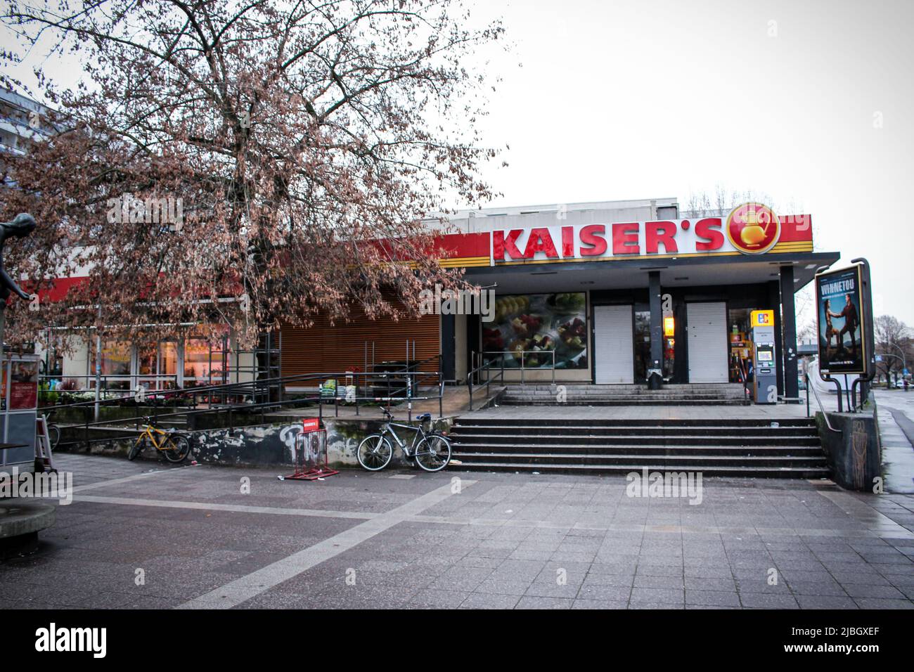 Negozio di fronte al Kaiser's di Berlino. Kaiser’s è una catena di supermercati molto popolare del Tengelmann Group, una holding con sede a Mülheim an der Ruhr, in Germania Foto Stock