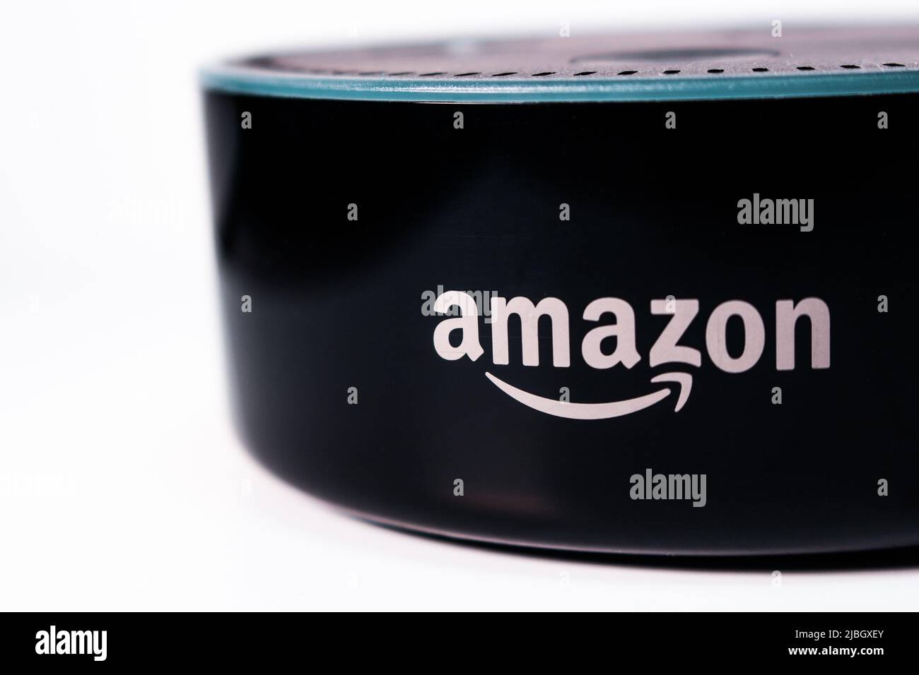 Kumamoto, Giappone - 2 ottobre 2019 : Amazon Echo Dot. Amazon Echo (abbreviato in Echo e noto anche come Alexa) è un marchio di altoparlanti intelligenti di Amazon. Foto Stock
