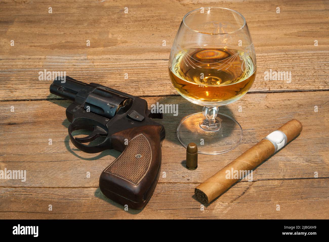 Simboli di potenza. Revolver, cognac, sigaro e un proiettile, paraphernalia personale di un boss mafioso. Foto Stock