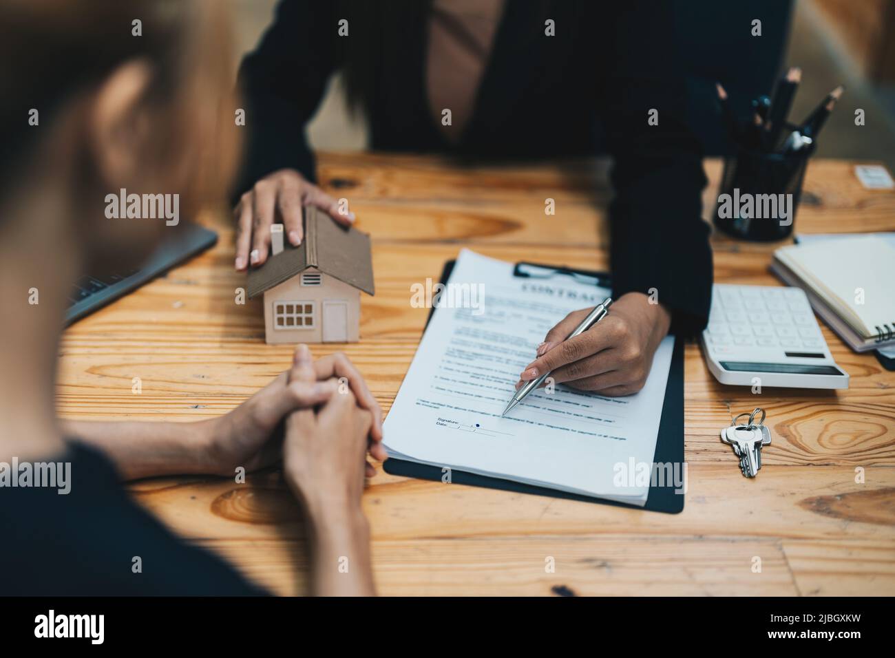 Agente immobiliare offrire mano per cliente firma contratto contratto per acquistare o vendere casa. Concetto immobiliare accordo di contatto concetto Foto Stock