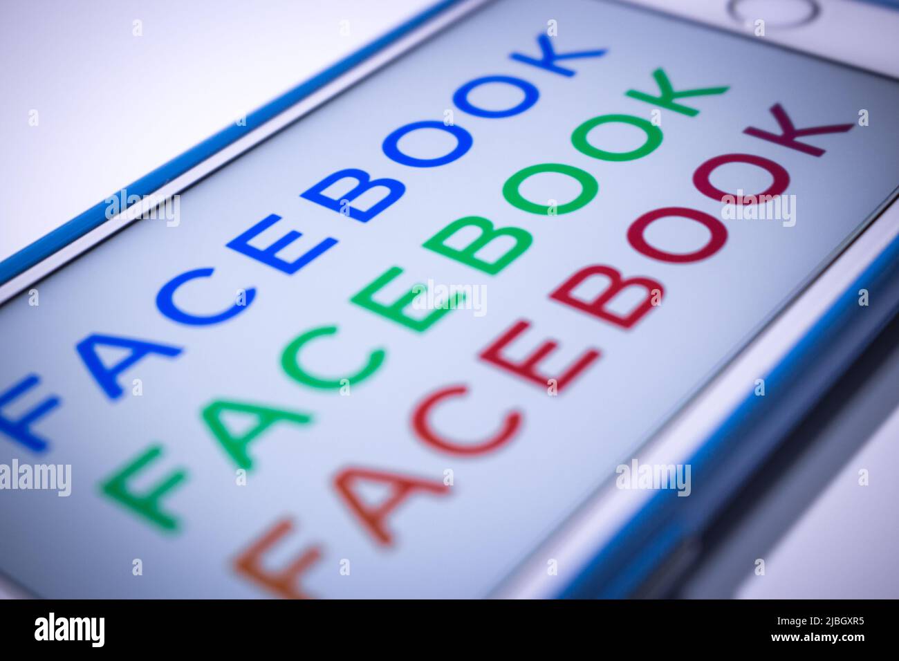 Nuovi logo Facebook su iPhone. È stato annunciato alla fine del 2019. Progettato per differenziarsi dagli altri marchi (Instagram, WhatsApp e altro ancora) Foto Stock