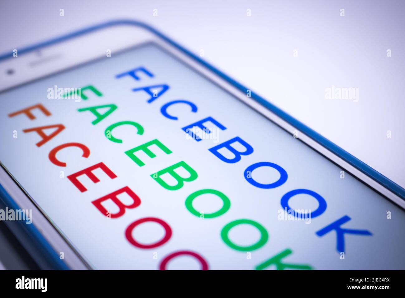 Nuovi logo Facebook su iPhone. È stato annunciato alla fine del 2019. Progettato per differenziarsi dagli altri marchi (Instagram, WhatsApp e altro ancora) Foto Stock