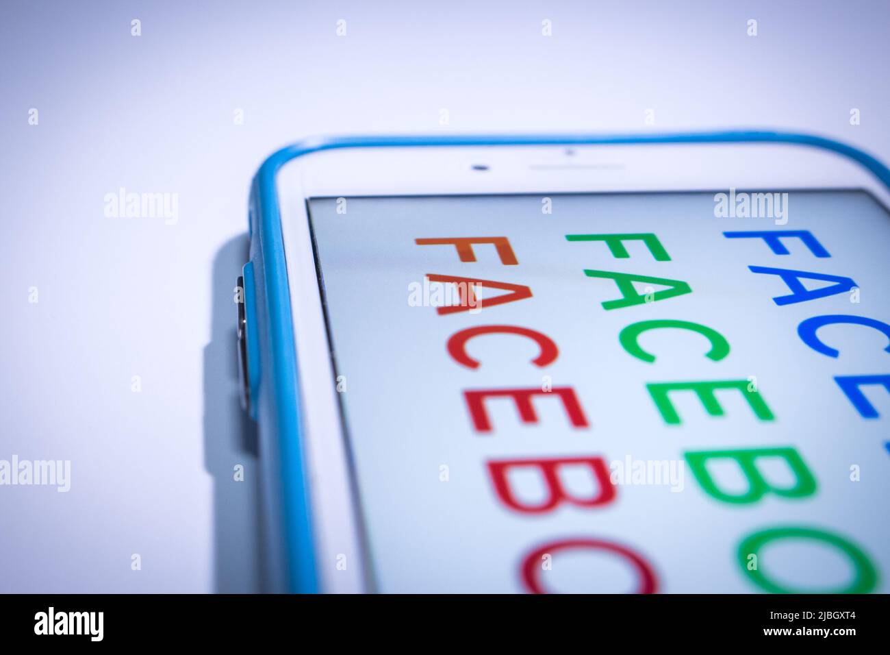 Nuovi logo Facebook su iPhone. È stato annunciato alla fine del 2019. Progettato per differenziarsi dagli altri marchi (Instagram, WhatsApp e altro ancora) Foto Stock