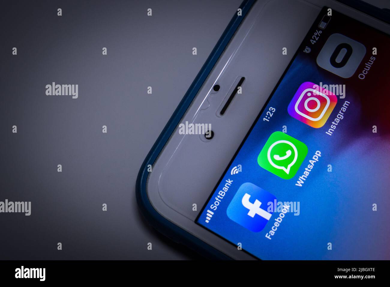 Facebook e consociate (WhatsApp, Instagram e Oculus VR) su iPhone. Facebook è di proprietà di SNS della società americana Meta Platforms. Fondata da Mark Zuckerberg Foto Stock