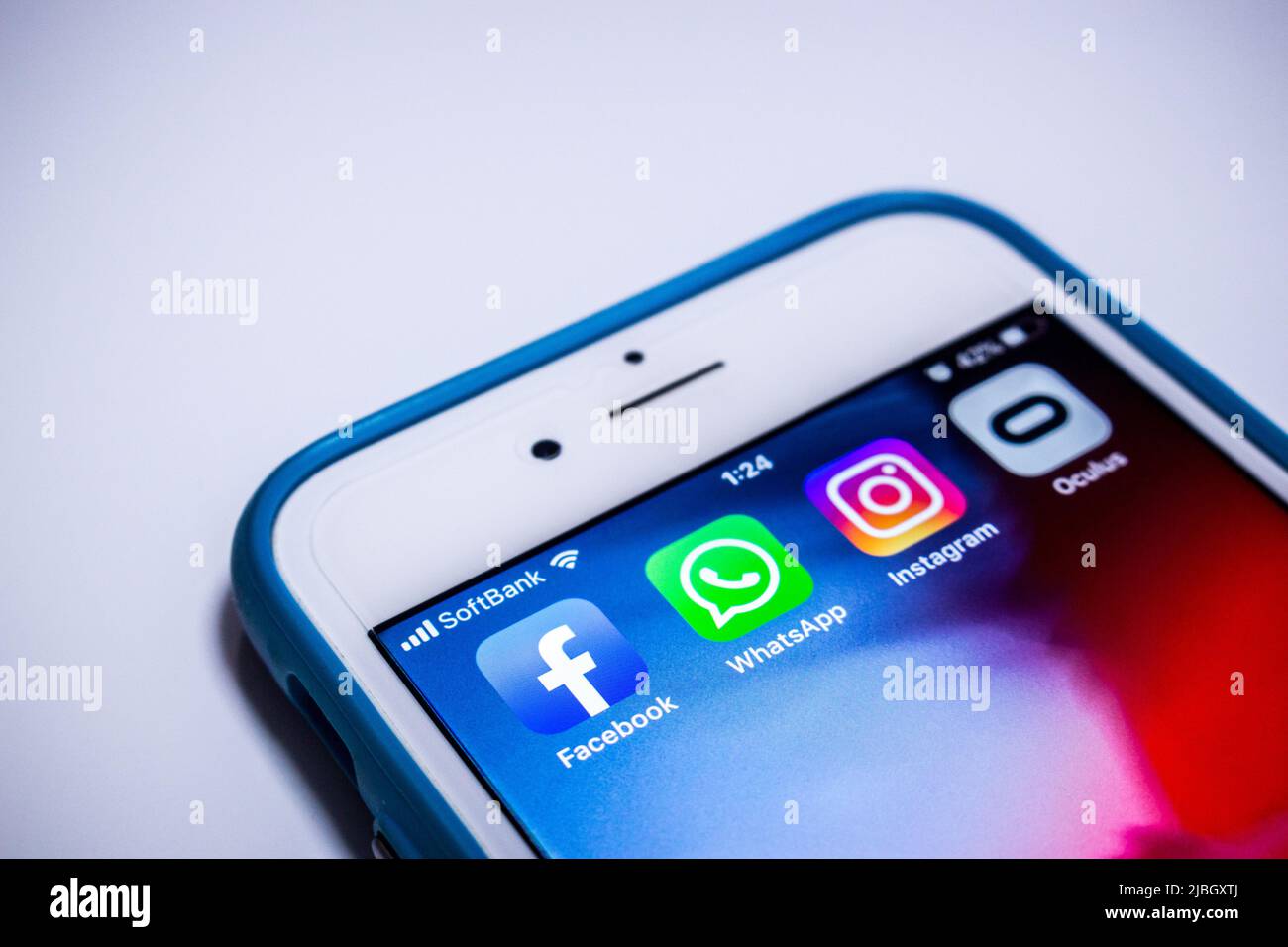 Facebook e consociate (WhatsApp, Instagram e Oculus VR) su iPhone. Facebook è di proprietà di SNS della società americana Meta Platforms. Fondata da Mark Zuckerberg Foto Stock