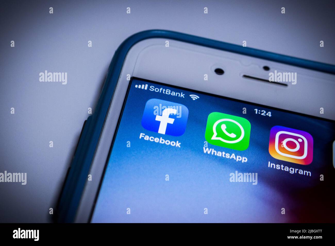 Icona Facebook con WhatsApp e Instagram su iPhone. Facebook, fondata da Mark Zuckerberg, è un servizio di social networking statunitense Foto Stock