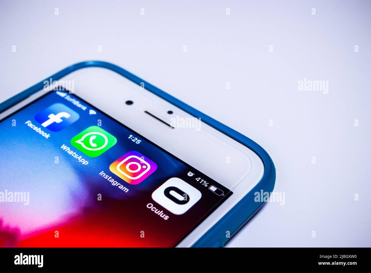 Instagram con le icone Facebook, WhatsApp e Oculus sull'iPhone. Instagram è un servizio di social networking americano per la condivisione di foto e video di proprietà di Meta Foto Stock