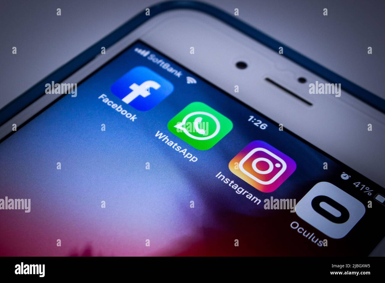 Facebook e consociate (WhatsApp, Instagram e Oculus VR) su iPhone. Facebook è di proprietà di SNS della società americana Meta Platforms. Fondata da Mark Zuckerberg Foto Stock