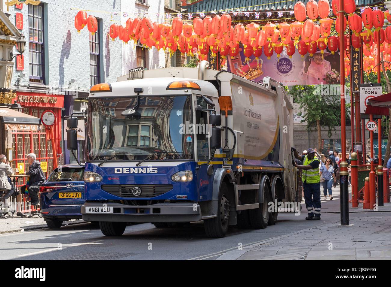 City of Westminster Waste Collection Vehicle che attraversa Chinatown. Londra Foto Stock