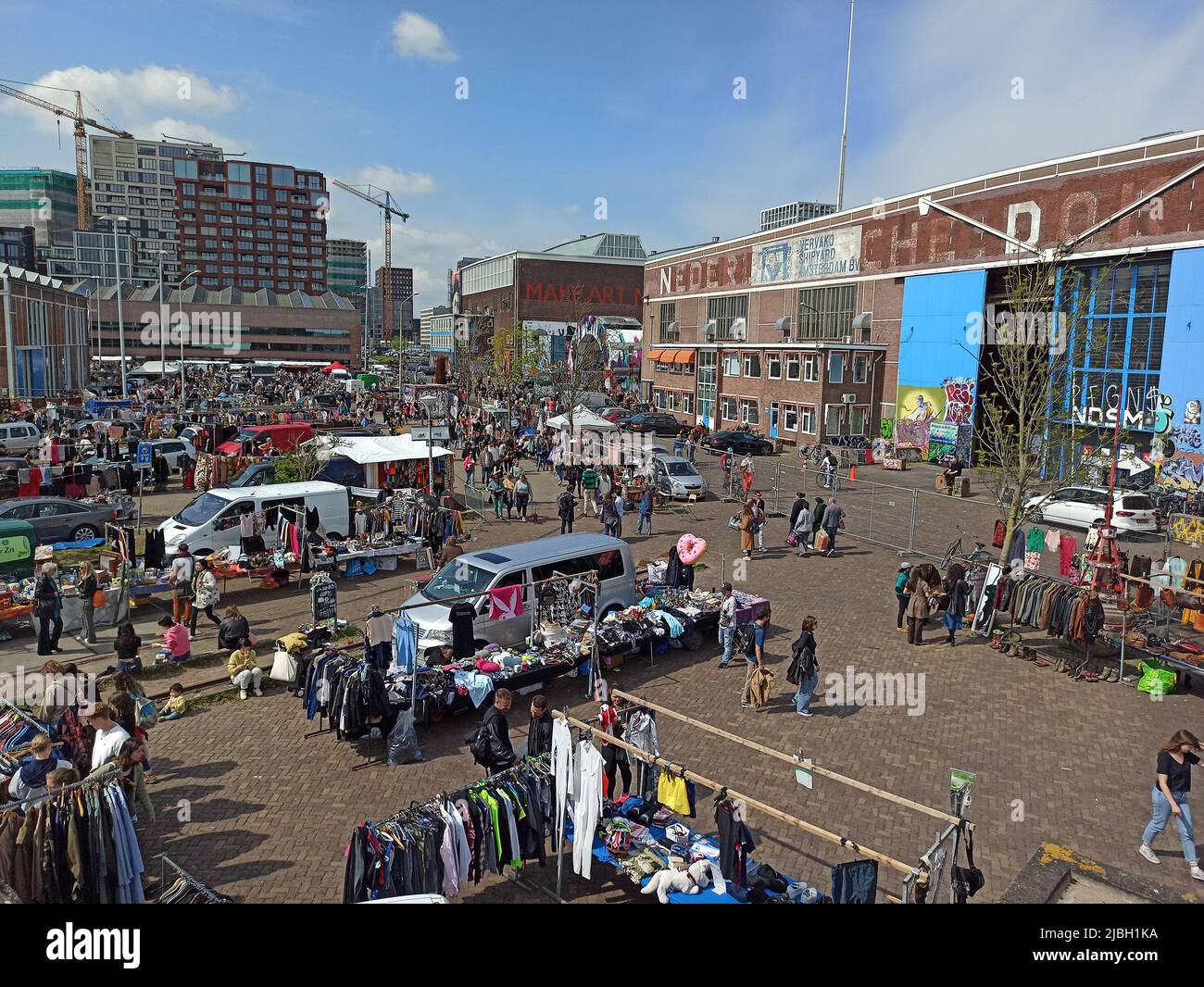 Amsterdam, Paesi Bassi - 1 maggio 2022: Persone non identificate al mercato delle pulci IJ-Hallen ad Amsterdam, Paesi Bassi. E 'il più grande e più unico fl Foto Stock