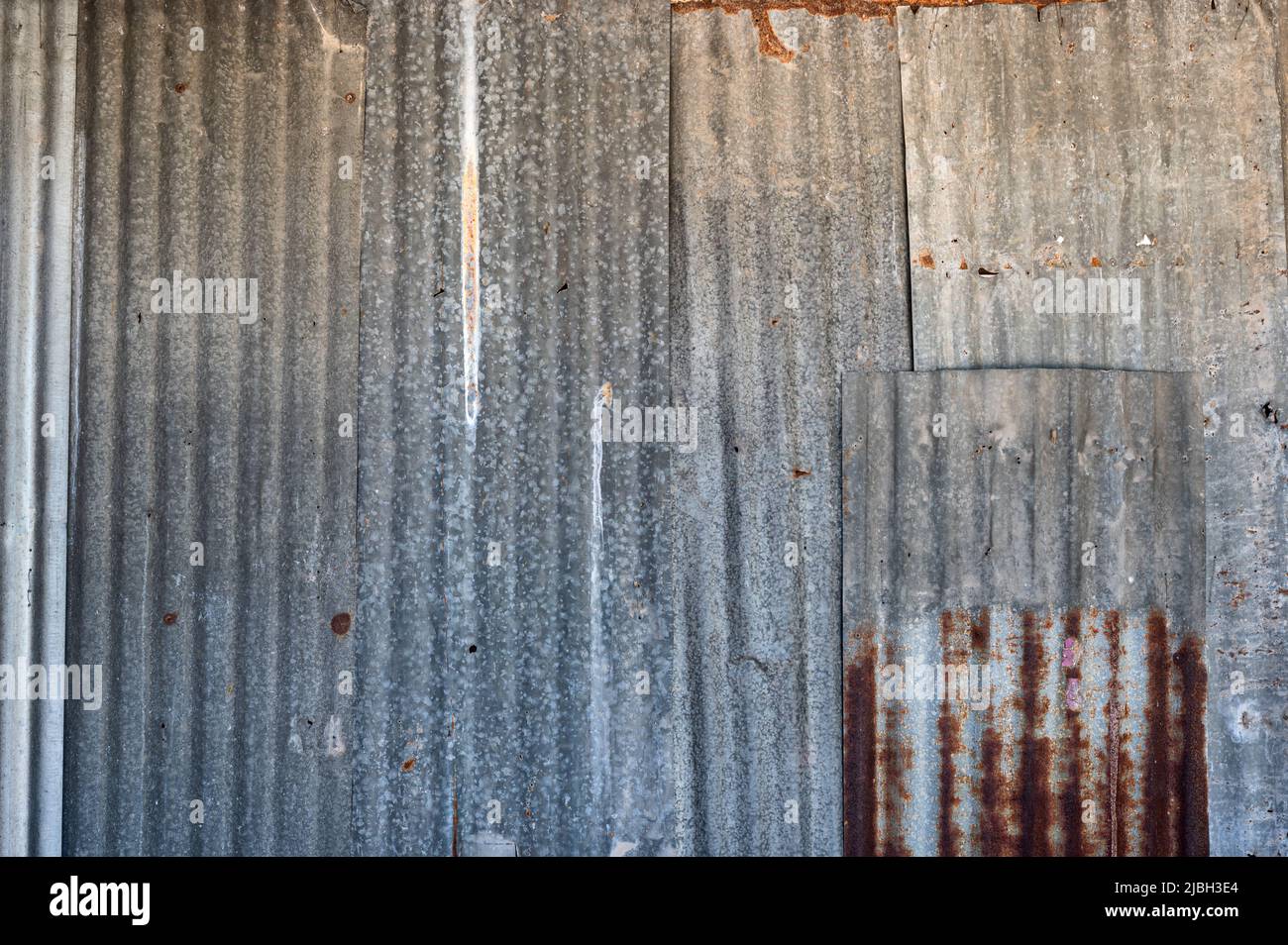 Vecchio decadimento arrugginito recinto galvanizzato o sfondo del tetto Foto Stock