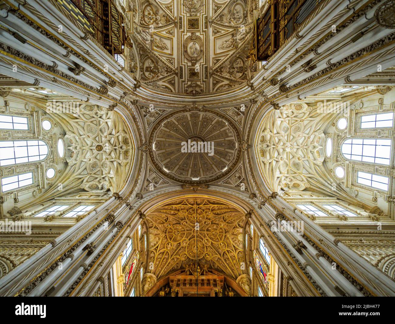 Soffitti a volta a coste e la cupola del transetto nella Mezquita-Catedral (Grande Moschea di Cordoba) - Cordoba, Spagna Foto Stock