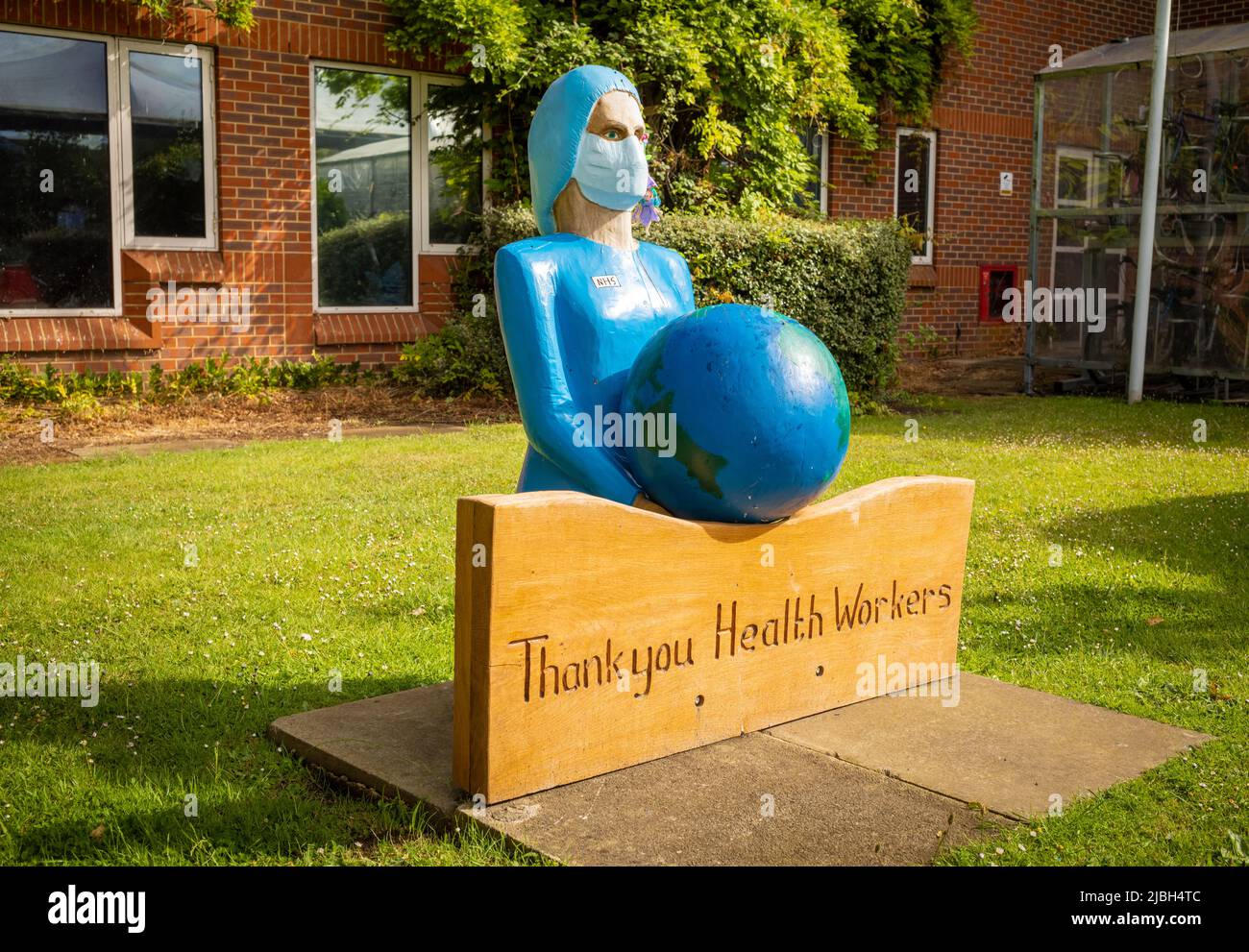 Un memoriale di un'infermiera che indossa una maschera facciale e tiene un globo per ringraziare gli operatori sanitari per il loro lavoro durante la pandemia COVID-19. Foto Stock