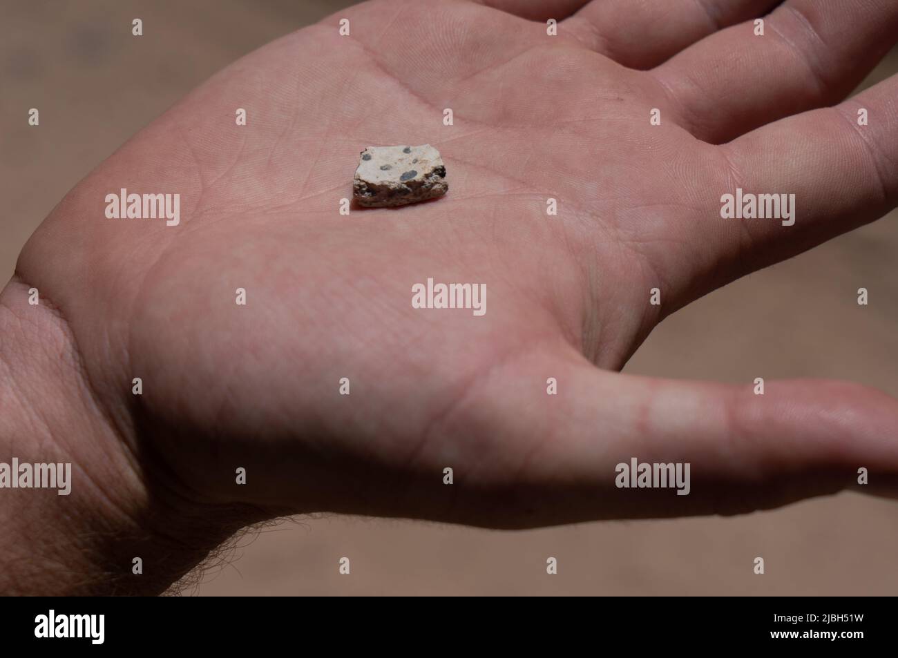 Una barbetta di ceramiche ancestrali pueblo nelle mani di un esploratore del deserto vicino al fiume San Juan nello Utah meridionale. Foto Stock