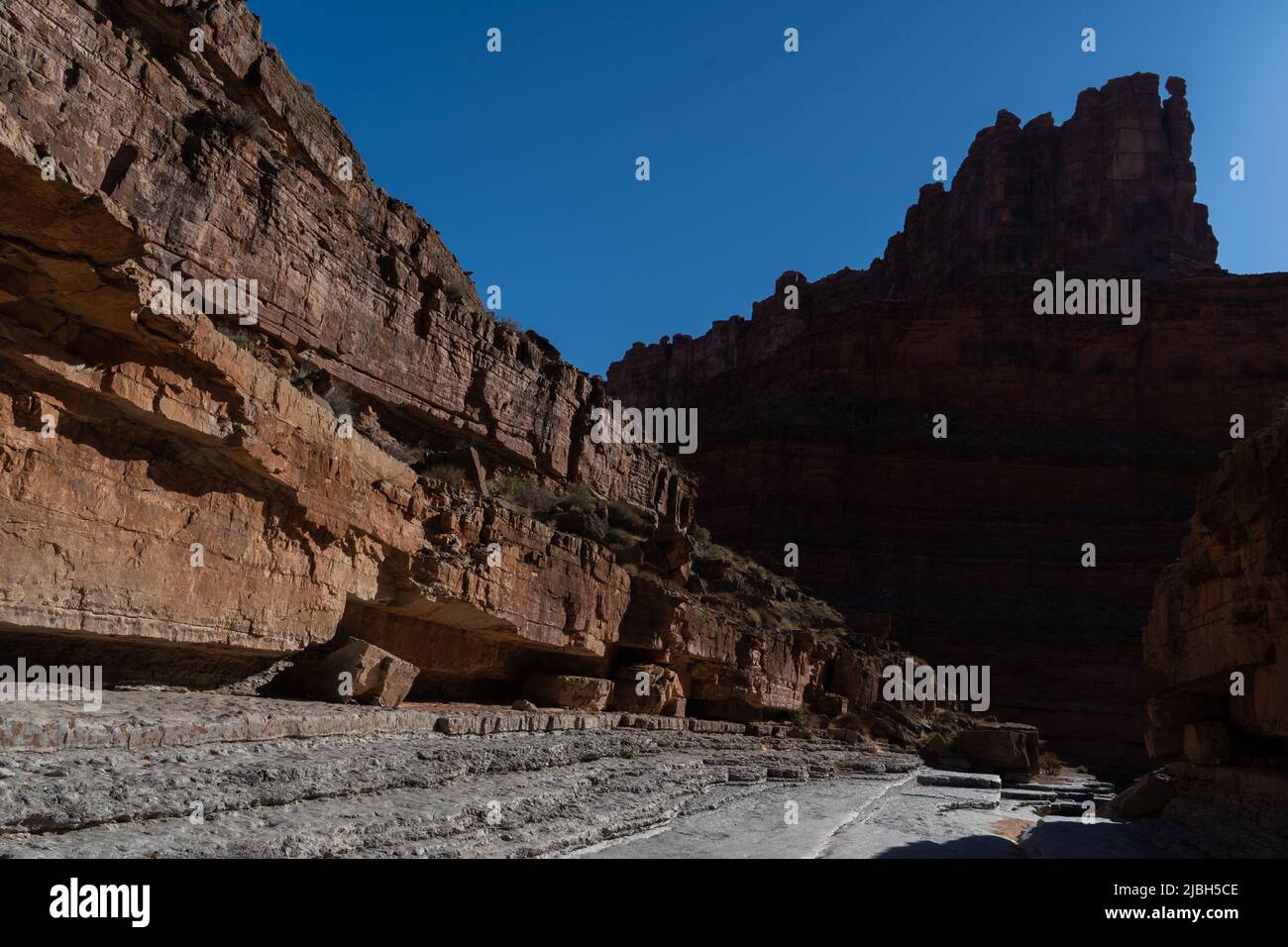 La bellezza naturale delle formazioni rocciose e dei ripidi canyon lungo il fiume San Juan, nell'area dei quattro angoli nello Utah meridionale. Foto Stock