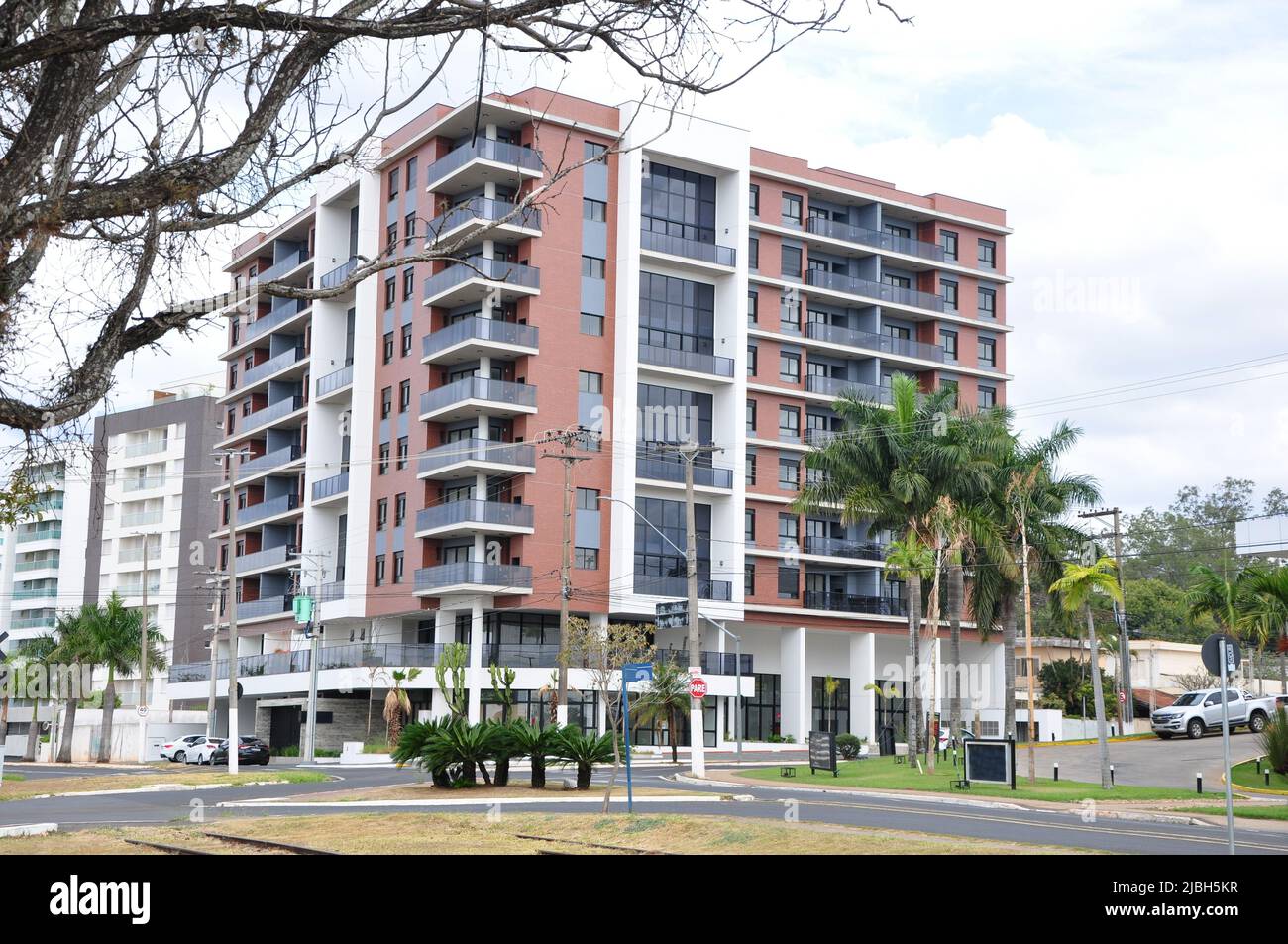 Architettura. Appartamento edificio su una rotatoria in Brasile, con vista panoramica con alberi, piantagioni e segnaletica stradale urbana, Brasile, Sud America Foto Stock