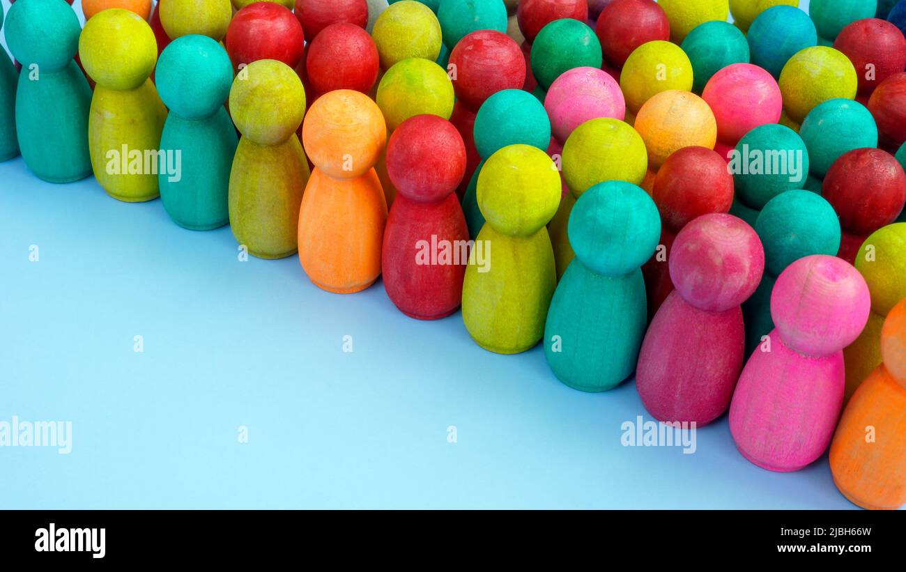 Una folla di figure colorate come simbolo di diversità e inclusione. Foto Stock