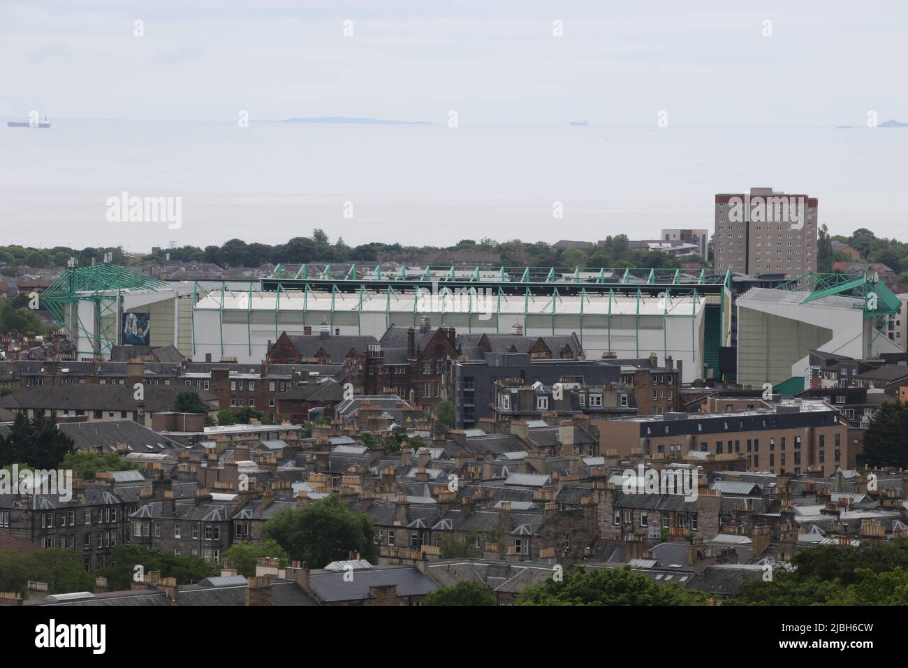 Vista di alto livello del campo di calcio di Easter Road, sede dell'Hibernian FC di Edimburgo Foto Stock