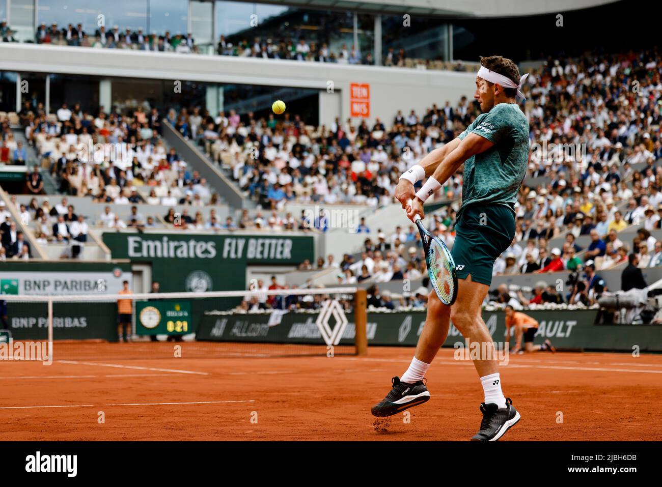 Parigi, Francia. 5th giugno 2022. Il giocatore di tennis Casper Ruud dalla Norvegia è in azione al torneo di tennis del Grand Slam Open 2022 a Roland Garros, Parigi, Francia. Frank Molter/Alamy Live news Foto Stock