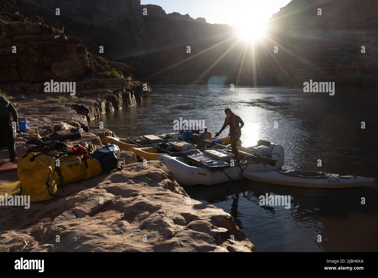 Esploratori del fiume e turisti navigano sulle loro barche, zattere, paddle board e kayak lungo gli aridi canyon lungo il fiume San Juan nel sud-ovest dello Utah. Foto Stock
